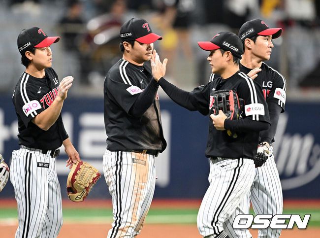 [OSEN=고척, 이대선 기자] 프로야구 LG 트윈스가 키움 히어로즈를 꺾고 4연승을 내달렸다.LG는 8일 서울 고척스카이돔에서 열린 2025 KBO리그 키움과 경기에서 13-1로 크게 승리했다. 선발 투수 손주영은 7이닝 동안 5피안타 5탈삼진 1실점으로 시즌 3승째를 기록했다. 다승 단독 선두다. 경기 종료 후 LG 선수들이 승리의 기쁨을 나누고 있다. 2025.04.08 /sunday@osen.co.kr