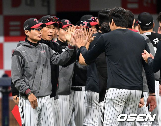 [OSEN=고척, 이대선 기자] 프로야구 LG 트윈스가 키움 히어로즈를 꺾고 4연승을 내달렸다.LG는 8일 서울 고척스카이돔에서 열린 2025 KBO리그 키움과 경기에서 13-1로 크게 승리했다. 선발 투수 손주영은 7이닝 동안 5피안타 5탈삼진 1실점으로 시즌 3승째를 기록했다. 다승 단독 선두다. 경기 종료 후 LG 엽경엽 감독이 손주영과 승리의 기쁨을 나누고 있다. 2025.04.08 /sunday@osen.co.kr