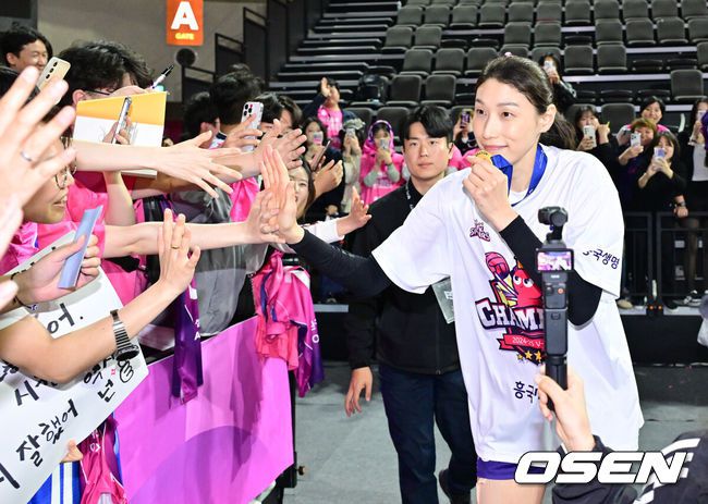 [OSEN=인천, 박준형 기자] 흥국생명 핑크스파이더스가 통산 5번째 챔피언결정전 우승을 차지했다. 김연경(37)은 현역 마지막 시즌을 통합우승으로 화려하게 장식했다.흥국생명은 8일 인천 삼산월드체육관에서 열린 ‘도드람 2024-2025 V-리그’ 챔피언결정전 5차전 정관장 레드스파크스와의 경기에서 세트스코어 3-2(26-24, 26-24, 24-26, 23-25, 15-13)승리를 거뒀다. 시리즈 전적 3승 2패로 마침내 5번째 우승에 성공했다.시상식 종료 후 흥국생명 김연경이 팬들과 하이파이브를 하고 있다.    2025.04.08 / soul1014@osen.co.kr