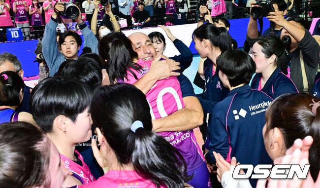 [OSEN=인천, 박준형 기자] 흥국생명 핑크스파이더스가 통산 5번째 챔피언결정전 우승을 차지했다. 김연경(37)은 현역 마지막 시즌을 통합우승으로 화려하게 장식했다.흥국생명은 8일 인천 삼산월드체육관에서 열린 ‘도드람 2024-2025 V-리그’ 챔피언결정전 5차전 정관장 레드스파크스와의 경기에서 세트스코어 3-2(26-24, 26-24, 24-26, 23-25, 15-13)승리를 거뒀다. 시리즈 전적 3승 2패로 마침내 5번째 우승에 성공했다.경기종료 후 흥국생명 아본단자 감독이 김연경과 포옹을 하고 있다   2025.04.08 / soul1014@osen.co.kr