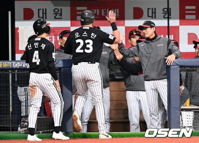 [OSEN=고척, 이대선 기자] 8일 오후 서울 고척스카이돔에서 2025 신한 SOL Bank KBO리그 키움 히어로즈와 LG 트윈스의 경기가 열렸다.키움은 윤현, LG는 손주영을 선발 투수로 내세웠다.2회초 2사 1,2루에서 LG 문보경의 2타점 적시타 때 홈을 밟은 오스틴과 신민재가 염경엽 감독의 축하를 받고 있다. 2025.04.08 /sunday@osen.co.kr