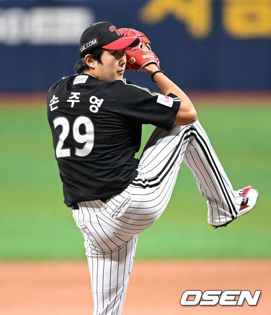 [OSEN=고척, 이대선 기자] 8일 오후 서울 고척스카이돔에서 2025 신한 SOL Bank KBO리그 키움 히어로즈와 LG 트윈스의 경기가 열렸다.키움은 윤현, LG는 손주영을 선발 투수로 내세웠다.1회초 무사에서 LG 선발투수 손주영이 역투하고 있다. 2025.04.08 /sunday@osen.co.kr