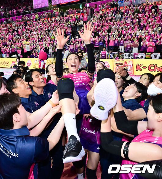 [OSEN=인천, 박준형 기자] 흥국생명 핑크스파이더스가 통산 5번째 챔피언결정전 우승을 차지했다. 김연경(37)은 현역 마지막 시즌을 통합우승으로 화려하게 장식했다.흥국생명은 8일 인천 삼산월드체육관에서 열린 ‘도드람 2024-2025 V-리그’ 챔피언결정전 5차전 정관장 레드스파크스와의 경기에서 세트스코어 3-2(26-24, 26-24, 24-26, 23-25, 15-13)승리를 거뒀다. 시리즈 전적 3승 2패로 마침내 5번째 우승에 성공했다.경기종료 후 흥국생명 김연경이 헹가래를 받고 있다.   2025.04.08 / soul1014@osen.co.kr