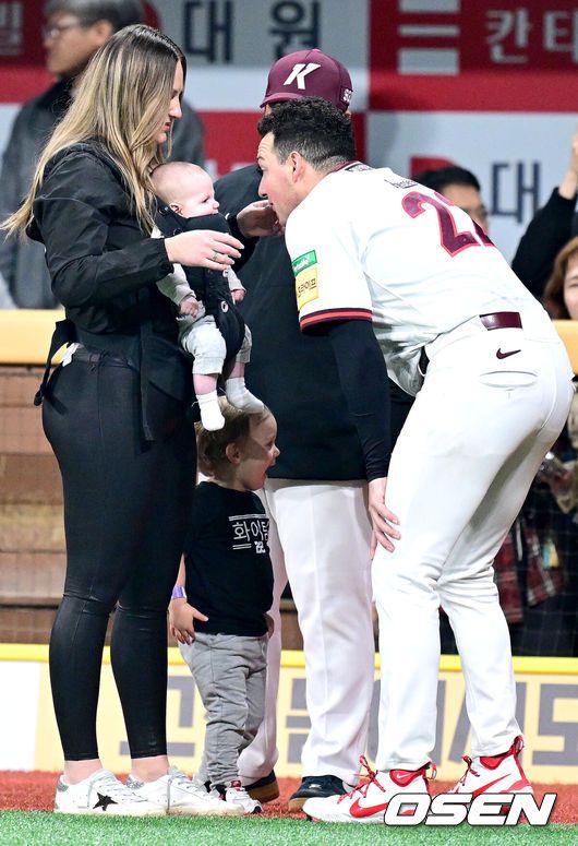 [OSEN=고척, 최규한 기자] 프로야구 키움 히어로즈가LG 트윈스의 5연승을 저지했다.키움은9일 서울 고척스카이돔에서 열린 2025 KBO리그 LG와 경기에서4-0으로 승리하며 최근 3연패에서 탈출했다.키움 선발 로젠버그는 8이닝 동안 4피안타 1볼넷 13탈삼진을 기록했다. 주승우가 9회 무사 1,2루에서 등판해 세이브를 기록했다.경기를 마치고 키움 승리투수 케니 로젠버그가 아내, 자녀들과 인사를 나누고 있다. 2025.04.09 / dreamer@osen.co.kr