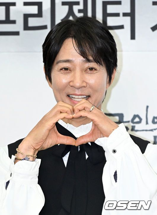 [OSEN=이대선 기자] 10일 오전 서울 여의도 KBS 신관 국제회의실에서 ‘한국인의 밥상’ 700회 & 새 프리젠터 기자간담회가 열렸다.14년의 기록과 추억, 그리움이 담긴 밥상과 사라져가는 음식들, 어머니에 대한 기억을 담은 ‘한국인의 밥상’ 700회 특집은 10일 오후 7시 40분 KBS 1TV에서 방송된다.배우 최수종이 포토타임을 가지고 있다. 2025.04.10 / sunday@osen.co.kr