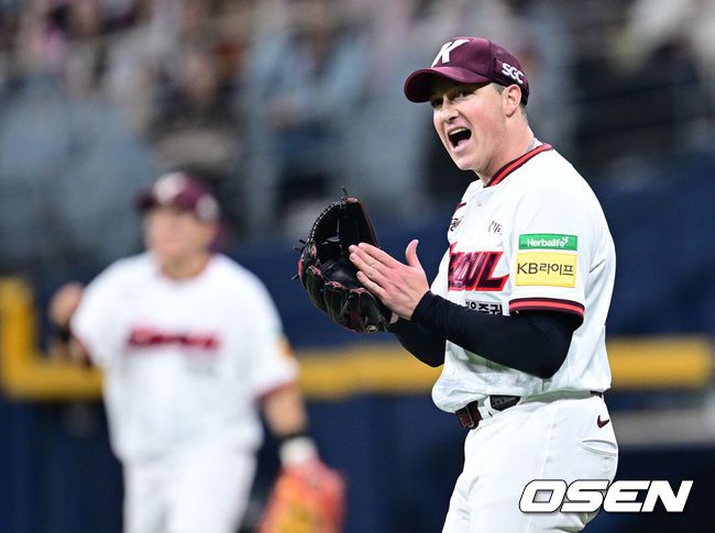[OSEN=고척, 최규한 기자] 9일 오후 서울 고척스카이돔에서 ‘2025 신한 SOL Bank KBO리그’ 키움 히어로즈와 LG 트윈스의 경기가 열렸다.홈팀 키움은 케니 로젠버그, 방문팀 LG는 엘리에이저 에르난데스를 선발투수로 내세웠다.5회초 1사 주자없는 상황 LG 박동원의 내야 땅볼 때 키움 선발 케니 로젠버그가 야수들의 호수비에 박수를 보내고 있다. 2025.04.09 / dreamer@osen.co.kr