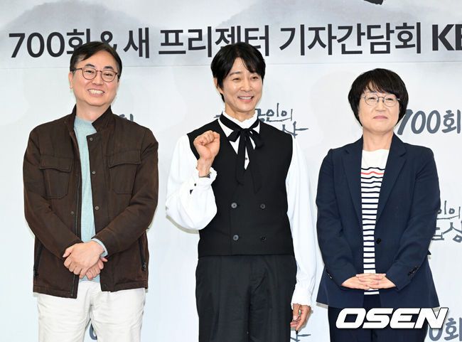 [OSEN=이대선 기자] 10일 오전 서울 여의도 KBS 신관 국제회의실에서 ‘한국인의 밥상’ 700회 & 새 프리젠터 기자간담회가 열렸다.14년의 기록과 추억, 그리움이 담긴 밥상과 사라져가는 음식들, 어머니에 대한 기억을 담은 ‘한국인의 밥상’ 700회 특집은 10일 오후 7시 40분 KBS 1TV에서 방송된다.임기순 프로듀서, 배우 최수종, 전선애 작가가 포토타임을 가지고 있다. 2025.04.10 / sunday@osen.co.kr