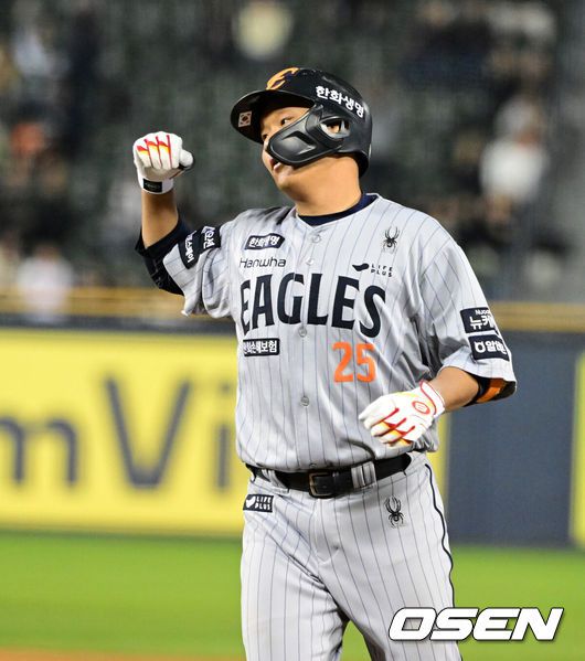 [OSEN=잠실, 지형준 기자] 10일 오후 서울 잠실야구장에서 2025 신한 SOL Bank KBO리그 두산 베어스와 한화 이글스의 경기가 열렸다.이날 두산은 잭로그, 한화는 와이스를 선발로 내세웠다.6회말 2사 2,3루에서 한화 김태연이 2타점 우전 적시타를 날리며 기뻐하고 있다. 2025.04.10 / jpnews@osen.co.kr