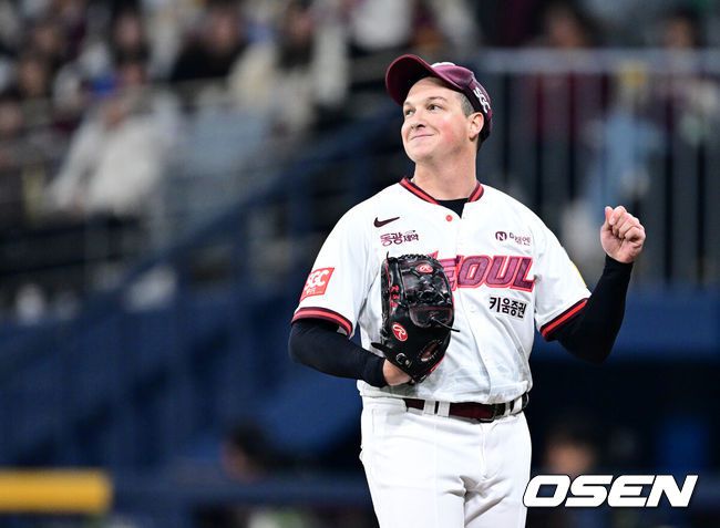 [OSEN=고척, 최규한 기자] 9일 오후 서울 고척스카이돔에서 ‘2025 신한 SOL Bank KBO리그’ 키움 히어로즈와 LG 트윈스의 경기가 열렸다.홈팀 키움은 케니 로젠버그, 방문팀 LG는 엘리에이저 에르난데스를 선발투수로 내세웠다.6회초 2사 주자없는 상황 LG 최원영에게 오른쪽 2루타를 내준 키움 선발 케니 로젠버그가 전광판을 바라보고 있다. 2025.04.09 / dreamer@osen.co.kr