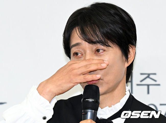 [OSEN=이대선 기자] 10일 오전 서울 여의도 KBS 신관 국제회의실에서 ‘한국인의 밥상’ 700회 & 새 프리젠터 기자간담회가 열렸다.14년의 기록과 추억, 그리움이 담긴 밥상과 사라져가는 음식들, 어머니에 대한 기억을 담은 ‘한국인의 밥상’ 700회 특집은 10일 오후 7시 40분 KBS 1TV에서 방송된다.배우 최수종이 촬영 에피소드를 이야기하며 눈물을 훔치고 있다. 2025.04.10 / sunday@osen.co.kr