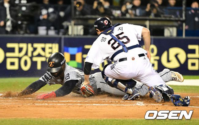 [OSEN=잠실, 지형준 기자] 10일 오후 서울 잠실야구장에서 2025 신한 SOL Bank KBO리그 두산 베어스와 한화 이글스의 경기가 열렸다.이날 두산은 잭로그, 한화는 와이스를 선발로 내세웠다.6회말 1사 1,3루에서 한화 플로리얼이 더블 스틸 작전에 성공하며 선취점을 뽑아내고 있다. 2025.04.10 / jpnews@osen.co.kr