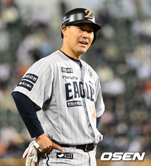 [OSEN=잠실, 지형준 기자] 10일 오후 서울 잠실야구장에서 2025 신한 SOL Bank KBO리그 두산 베어스와 한화 이글스의 경기가 열렸다.이날 두산은 잭로그, 한화는 와이스를 선발로 내세웠다.6회말 2사 2루에서 한화 이재원이 하주석의 3루 내야안타에 3루에 진루하며 미소짓고 있다. 2025.04.10 / jpnews@osen.co.kr