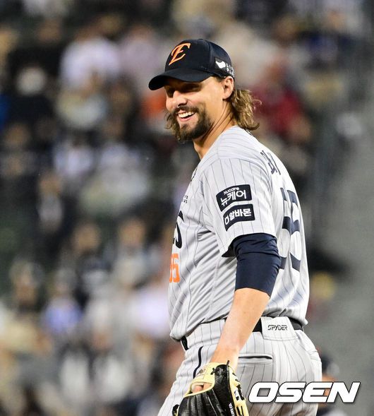 [OSEN=잠실, 지형준 기자] 10일 오후 서울 잠실야구장에서 2025 신한 SOL Bank KBO리그 두산 베어스와 한화 이글스의 경기가 열렸다.이날 두산은 잭로그, 한화는 와이스를 선발로 내세웠다.6회말 1사에서 한화 와이스가 두산 정수빈을 삼진 처리하며 미소짓하주석이 3루 내야안타를 날리고 있다. 2025.04.10 / jpnews@osen.co.kr