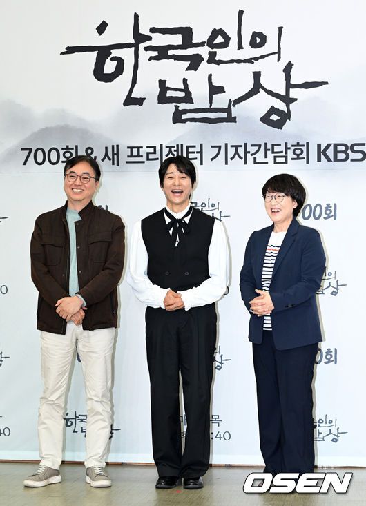[OSEN=이대선 기자] 10일 오전 서울 여의도 KBS 신관 국제회의실에서 ‘한국인의 밥상’ 700회 & 새 프리젠터 기자간담회가 열렸다.14년의 기록과 추억, 그리움이 담긴 밥상과 사라져가는 음식들, 어머니에 대한 기억을 담은 ‘한국인의 밥상’ 700회 특집은 10일 오후 7시 40분 KBS 1TV에서 방송된다.임기순 프로듀서, 배우 최수종, 전선애 작가가 포토타임을 가지고 있다. 2025.04.10 / sunday@osen.co.kr