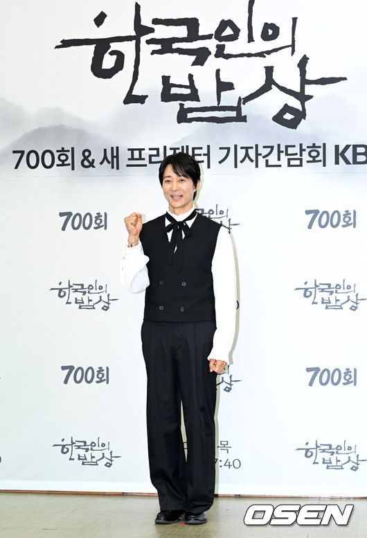 [OSEN=이대선 기자] 10일 오전 서울 여의도 KBS 신관 국제회의실에서 ‘한국인의 밥상’ 700회 & 새 프리젠터 기자간담회가 열렸다.14년의 기록과 추억, 그리움이 담긴 밥상과 사라져가는 음식들, 어머니에 대한 기억을 담은 ‘한국인의 밥상’ 700회 특집은 10일 오후 7시 40분 KBS 1TV에서 방송된다.배우 최수종이 포토타임을 가지고 있다. 2025.04.10 / sunday@osen.co.kr