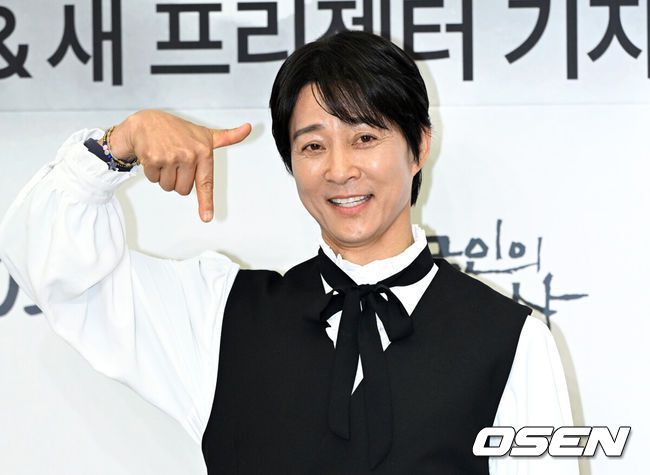 [OSEN=이대선 기자] 10일 오전 서울 여의도 KBS 신관 국제회의실에서 ‘한국인의 밥상’ 700회 & 새 프리젠터 기자간담회가 열렸다.14년의 기록과 추억, 그리움이 담긴 밥상과 사라져가는 음식들, 어머니에 대한 기억을 담은 ‘한국인의 밥상’ 700회 특집은 10일 오후 7시 40분 KBS 1TV에서 방송된다.배우 최수종이 포토타임을 가지고 있다. 2025.04.10 / sunday@osen.co.kr