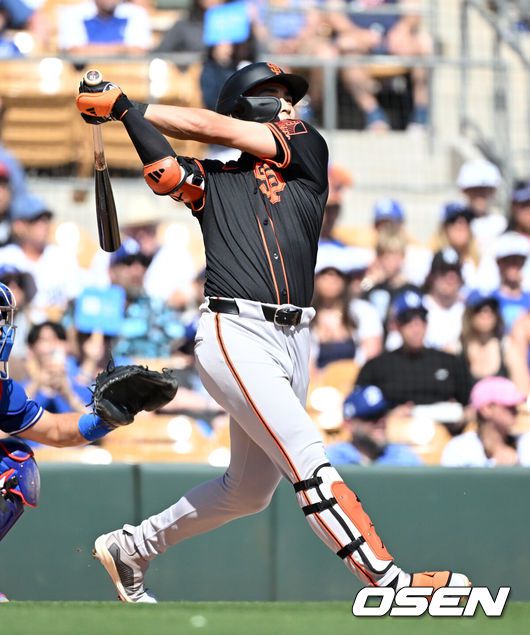 [OSEN=글렌데일(미국), 이대선 기자] '코리안 데이'였다.이정후(샌프란시스코 자이언츠)와 김혜성(LA 다저스)이 맞대결에서 나란히 맹활약했다. LA 다저스와 샌프란시스코 자이언츠는 2일(이하 한국시간) 미국 애리조나주 글렌데일의 캐멀백 랜치에서 2025 메이저리그 시범경기를 치렀다.이날 김혜성은 8번 유격수로,이정후는 3번 중견수로 각각 선발 출장했다. 이정후가 총알 2루타로 선제 타점을 올리자, 7푼 타율로 마음고생을 하던 김혜성은 시범경기 첫 홈런포를 터뜨렸다.1회초 1사 3루에서 샌프란시스코 자이언츠 이정후가 우전 적시 2루타를 치고 있다. 2025.03.02 / sunday@osen.co.kr