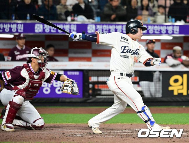 [OSEN=대전, 지형준 기자] 11일 오후 대전 한화생명볼파크에서 2025 신한 SOL Bank KBO리그 한화 이글스와 키움 히어로즈의 경기가 열렸다.이날 한화는 류현진, 키움은 김윤하를 선발로 내세웠다.5회말 1사 2루에서 한화 문현빈이 1타점 우중간 2루타를 날리고 있다. 2025.04.11 / jpnews@osen.co.kr