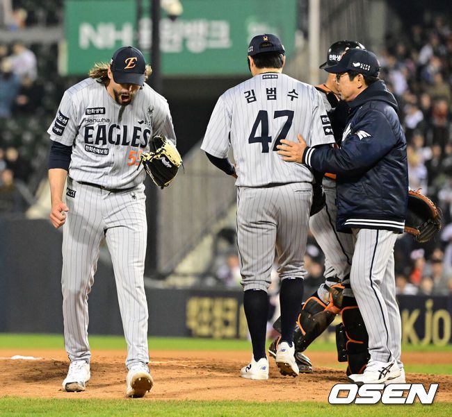 [OSEN=잠실, 지형준 기자] 10일 오후 서울 잠실야구장에서 2025 신한 SOL Bank KBO리그 두산 베어스와 한화 이글스의 경기가 열렸다.이날 두산은 잭로그, 한화는 와이스를 선발로 내세웠다.7회말 2사에서 한화 와이스가 양상문 코치가 마운드를 올라 교체를 지시하자 아쉬워하고 있다. 2025.04.10 / jpnews@osen.co.kr