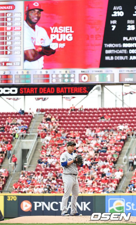 [OSEN=신시내티(미국),박준형 기자] 1회말 1사 1,2루 신시내티 야시엘 푸이그 타석 때 LA 다저스 류현진이 투구 준비를 하고 있다. 2019.05.20 / soul1014@osen.co.kr