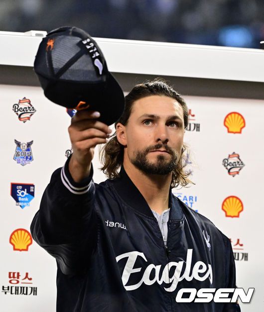 [OSEN=잠실, 지형준 기자] 한화가 모처럼 폭발한 다이너마이트 타선을 앞세워 잠실 3연전 위닝시리즈에 성공했다.프로야구 한화 이글스는 10일 서울 잠실구장에서 열린 2025 신한 SOL뱅크 KBO리그 두산 베어스와의 시즌 3차전에서 7-2로 승리했다.한화는 2연패 뒤 2연승을 달리며 주중 3연전을 위닝시리즈로 장식했다. 시즌 6승 10패. 반면 2연승 뒤 2연패에 빠진 두산은 7승 9패가 됐다.경기를 마치고 한화 와이스가 방송 인터뷰를 준비하고 있다. 2025.04.10 /