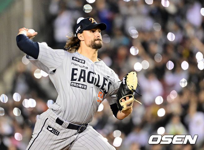 [OSEN=잠실, 지형준 기자] 10일 오후 서울 잠실야구장에서 2025 신한 SOL Bank KBO리그 두산 베어스와 한화 이글스의 경기가 열렸다.이날 두산은 잭로그, 한화는 와이스를 선발로 내세웠다.8회말 한화 와이스가 역투하고 있다. 2025.04.10 / jpnews@osen.co.kr
