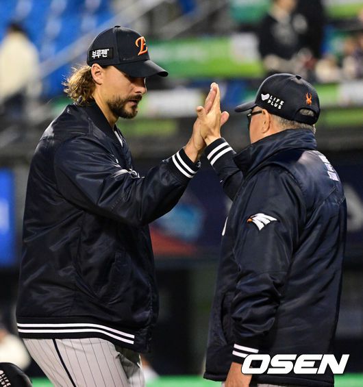 [OSEN=잠실, 지형준 기자] 한화가 모처럼 폭발한 다이너마이트 타선을 앞세워 잠실 3연전 위닝시리즈에 성공했다.프로야구 한화 이글스는 10일 서울 잠실구장에서 열린 2025 신한 SOL뱅크 KBO리그 두산 베어스와의 시즌 3차전에서 7-2로 승리했다.한화는 2연패 뒤 2연승을 달리며 주중 3연전을 위닝시리즈로 장식했다. 시즌 6승 10패. 반면 2연승 뒤 2연패에 빠진 두산은 7승 9패가 됐다.경기를 마치고 한화 김경문 감독이 와이스와 하이파이브를 하고 있다. 2025.04.10 / jpnews@osen.co.kr