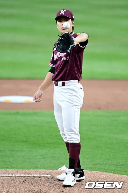 [OSEN=대전, 지형준 기자] 11일 오후 대전 한화생명볼파크에서 2025 신한 SOL Bank KBO리그 한화 이글스와 키움 히어로즈의 경기가 열렸다.이날 한화는 류현진, 키움은 김윤하를 선발로 내세웠다.1회말 키움 김윤하가 역투하고 있다. 2025.04.11 / jpnews@osen.co.kr