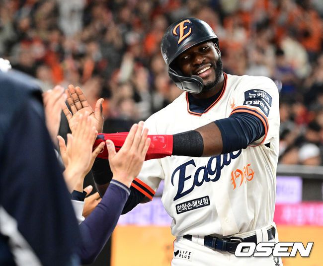 [OSEN=대전, 지형준 기자] 11일 오후 대전 한화생명볼파크에서 2025 신한 SOL Bank KBO리그 한화 이글스와 키움 히어로즈의 경기가 열렸다.이날 한화는 류현진, 키움은 김윤하를 선발로 내세웠다.5회말 1사 2루에서 한화 플로리얼이 문현빈의 1타점 우중간 2루타에 득점에 성공하며 기뻐하고 있다. 2025.04.11 / jpnews@osen.co.kr