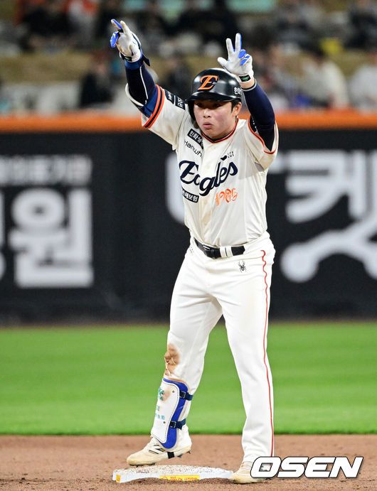 [OSEN=대전, 지형준 기자] 11일 오후 대전 한화생명볼파크에서 2025 신한 SOL Bank KBO리그 한화 이글스와 키움 히어로즈의 경기가 열렸다.이날 한화는 류현진, 키움은 김윤하를 선발로 내세웠다.5회말 1사 2루에서 한화 문현빈이 1타점 우중간 2루타를 날리며 기뻐하고 있다. 2025.04.11 / jpnews@osen.co.kr