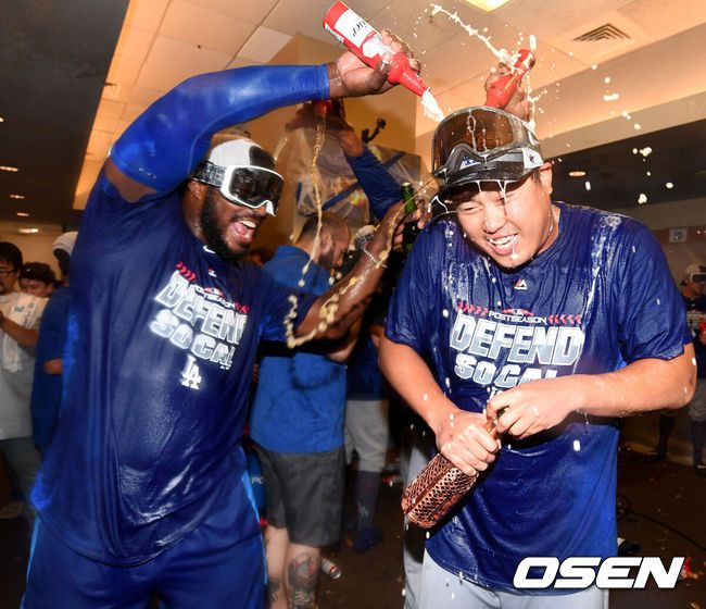 [OSEN=샌프란시스코(미국), 최규한 기자] LA 다저스가 포스트시즌 진출을 확정한 뒤 클럽하우스에서 야시엘 푸이그(왼쪽)가 류현진에게 샴페인을 뿌리며 기뻐하고 있다. 2018.09.30 /dreamer@osen.co.kr