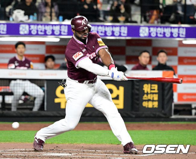 [OSEN=대전, 지형준 기자] 11일 오후 대전 한화생명볼파크에서 2025 신한 SOL Bank KBO리그 한화 이글스와 키움 히어로즈의 경기가 열렸다.이날 한화는 류현진, 키움은 김윤하를 선발로 내세웠다.6회초 2사에서 키움 푸이그가 삼진으로 물러나고 있다. 2025.04.11 / jpnews@osen.co.kr