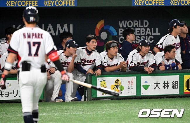 [OSEN=도쿄(일본), 손용호 기자]한국이 9일 일본 도쿄돔에서 열린‘2023 월드베이스볼클래식(WBC)’ 1라운드 B조 첫 경기 호주와의 경기에서 7-8 역전패를 당했다. 대표팀 선수들이 9회말 2사 1루에서 에드먼의 2루 도루 비디오 판독 결과를 지켜보고 있다. 아웃으로 원심 유지되며 경기 종료. 2023.03.09 /spjj@osen.co.kr