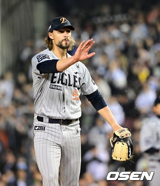 [OSEN=잠실, 지형준 기자] 10일 오후 서울 잠실야구장에서 2025 신한 SOL Bank KBO리그 두산 베어스와 한화 이글스의 경기가 열렸다.이날 두산은 잭로그, 한화는 와이스를 선발로 내세웠다.7회말 2사에서 한화 와이스가 양상문 코치가 마운드를 오르자 손짓으로 막고 있다. 2025.04.10 / jpnews@osen.co.kr