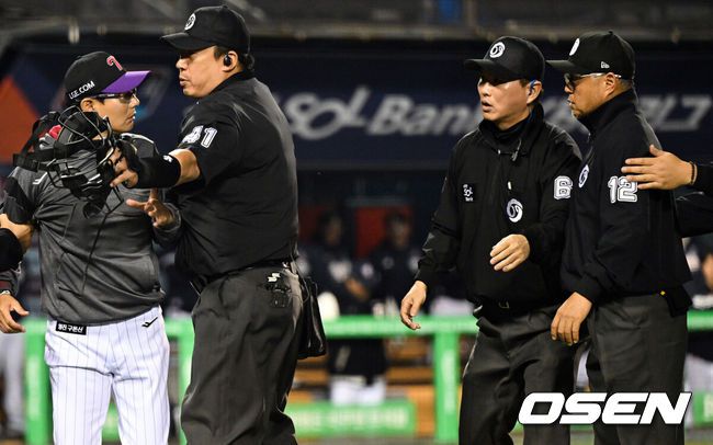 [OSEN=잠실, 조은정 기자]11일 오후 서울 송파구 잠실야구장에서 ‘2025 신한 SOL Bank KBO리그’ LG 트윈스와 두산 베어스의 경기가 열렸다.LG가 1-2로 뒤진 5회말 공격. 선두타자 문성주가 좌전 안타로 출루했다. 송찬의는 좌익수 뜬공 아웃, 1사 1루에서 이주헌이 때린 타구는 3루 선상 강습 타구였다. 3루수 강승호가 다이빙캐치로 잡으려다 공이 글러브에 들어갔다 빠졌다. 3루수 강승호가 재빨리 잡아 2루로 던져서 아웃이 됐다.1루주자 문성주는 직선타 아웃이 되는 줄 알고 멈짓 멈짓 하다가 1루 베이스로 돌아왔다. 타자주자 이주헌도 1루 베이스를 밟았다. 두산은 2루수가 1루수에게 던져 1루 베이스에 모인 문성주와 이주헌을 번갈아 태그했다.이후 심판의 볼데드 선언으로 2사 1루가 됐다. 문성주 아웃. 이주헌은 땅볼로 출루.LG 염경엽 감독이 이영재 1루심에게 강하게 어필하고 있다. 2025.04.11 /cej@osen.co.kr