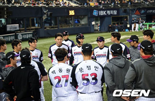 [OSEN=잠실, 조은정 기자]11일 오후 서울 송파구 잠실야구장에서 ‘2025 신한 SOL Bank KBO리그’ LG 트윈스와 두산 베어스의 경기가 열렸다.LG가 1-2로 뒤진 5회말 공격. 선두타자 문성주가 좌전 안타로 출루했다. 이어 이주헌이 때린 타구는 3루 선상 강습 타구였다. 3루수 강승호가 다이빙캐치로 잡으려다 공이 글러브에 들어갔다 빠졌다. 3루수 강승호가 재빨리 잡아 2루로 던져서 아웃이 됐다.1루주자 문성주는 직선타 아웃이 되는 줄 알고 멈짓 멈짓 하다가 1루 베이스로 돌아왔다. 타자주자 이주헌도 1루 베이스를 밟았다. 이후 볼데드가 선언되는 듯 했다. 1사 1루가 됐다.이때 LG 염경엽 감독이 강하게 어필하며 심판에 욕설로 퇴장당하자 클리닝타임에 주장 박해민이 선수단을 불러모아 이야기를 하고 있다. 2025.04.11 /cej@osen.co.kr