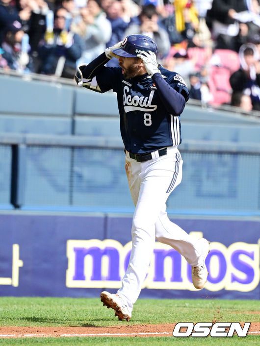 [OSEN=잠실, 지형준 기자] ] 13일 서울 잠실야구장에서 2025 신한 SOL Bank KBO리그 LG 트윈스와 두산 베어스의 경기가 열린다.이날 LG는 손주영, 두산은 최승용을 선발로 예고했다.4회초 1사 2,3루에서 두산 케이브가 좌월 스리런포를 날리며 기뻐하고 있다. 2025.04.13 / jpnews@osen.co.kr