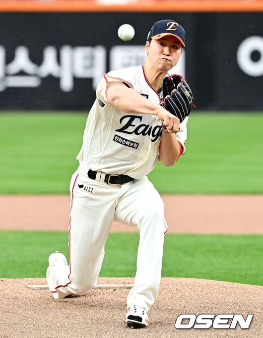 [OSEN=대전, 지형준 기자] 12일 오후 대전 한화생명볼파크에서 2025 신한 SOL Bank KBO리그 한화 이글스와 키움 히어로즈의 경기가 열렸다.이날 한화는 엄상백, 키움은 정현우를 선발로 내세웠다.1회초 한화 엄상백이 역투하고 있다. 2025.04.12 / jpnews@osen.co.kr