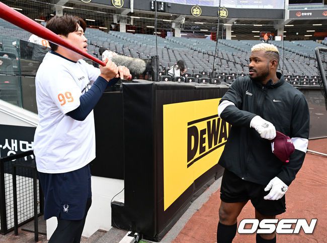 [OSEN=대전, 지형준 기자] 12일 오후 대전 한화생명볼파크에서 2025 신한 SOL Bank KBO리그 한화 이글스와 키움 히어로즈의 경기가 열렸다.이날 한화는 엄상백, 키움은 정현우를 선발로 내세웠다.경기에 앞서 전날 메이저리그를 떠나 6년 만에 한국에서 맞대결을 펼친 한화 류현진과 키움 푸이그가 인사를 나누고 있다. 2025.04.12 / jpnews@osen.co.kr