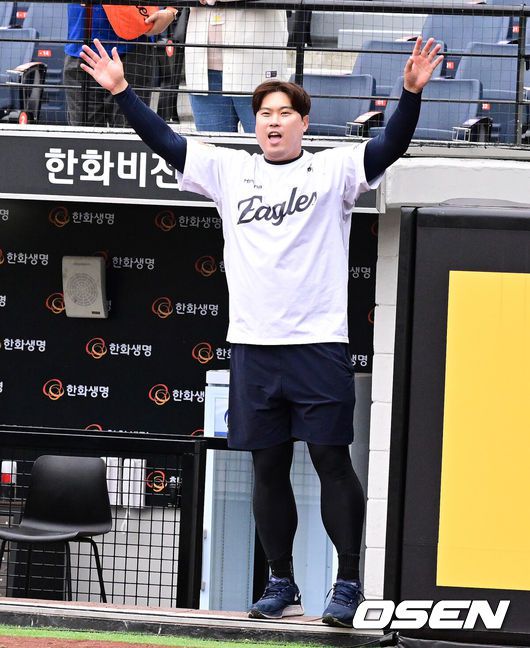 [OSEN=대전, 지형준 기자] 12일 오후 대전 한화생명볼파크에서 2025 신한 SOL Bank KBO리그 한화 이글스와 키움 히어로즈의 경기가 열렸다.이날 한화는 엄상백, 키움은 정현우를 선발로 내세웠다.경기에 앞서 한화 류현진이 키움 푸이그를 부르고 있다. 2025.04.12 / jpnews@osen.co.kr