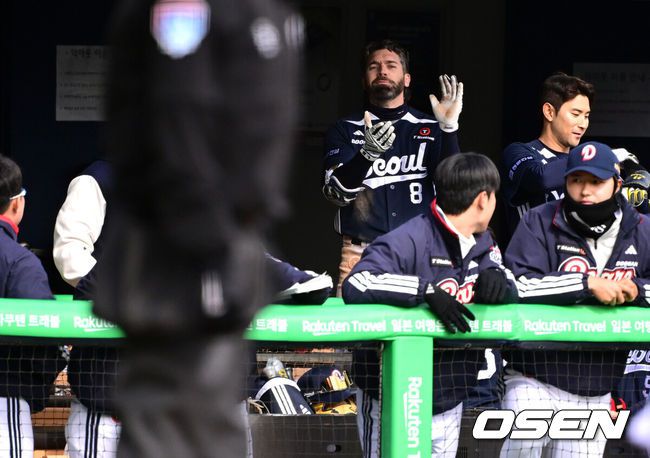 [OSEN=잠실, 지형준 기자] ] 13일 서울 잠실야구장에서 2025 신한 SOL Bank KBO리그 LG 트윈스와 두산 베어스의 경기가 열린다.이날 LG는 손주영, 두산은 최승용을 선발로 예고했다.4회초 1사 2,3루에서 두산 케이브가 좌월 스리런포를 날리자 동료선수들이 무관심 세리머니를 해주고 있다. 2025.04.13 / jpnews@osen.co.kr