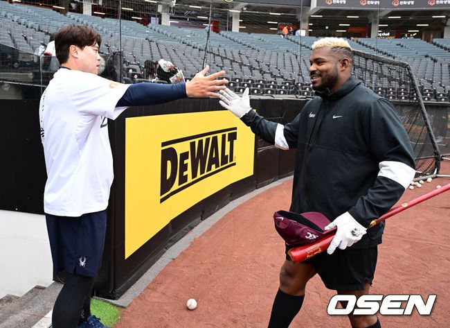 [OSEN=대전, 지형준 기자] 12일 오후 대전 한화생명볼파크에서 2025 신한 SOL Bank KBO리그 한화 이글스와 키움 히어로즈의 경기가 열렸다.이날 한화는 엄상백, 키움은 정현우를 선발로 내세웠다.경기에 앞서 전날 메이저리그를 떠나 6년 만에 한국에서 맞대결을 펼친 한화 류현진과 키움 푸이그가 인사를 나누고 있다. 2025.04.12 / jpnews@osen.co.kr