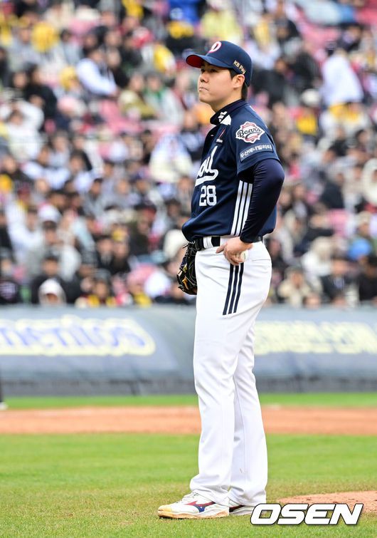 [OSEN=잠실, 지형준 기자] ] 13일 서울 잠실야구장에서 2025 신한 SOL Bank KBO리그 LG 트윈스와 두산 베어스의 경기가 열린다.이날 LG는 손주영, 두산은 최승용을 선발로 예고했다.5회말 2사 만루에서 두산 최승용이 교체되고 있다. 2025.04.13 / jpnews@osen.co.kr