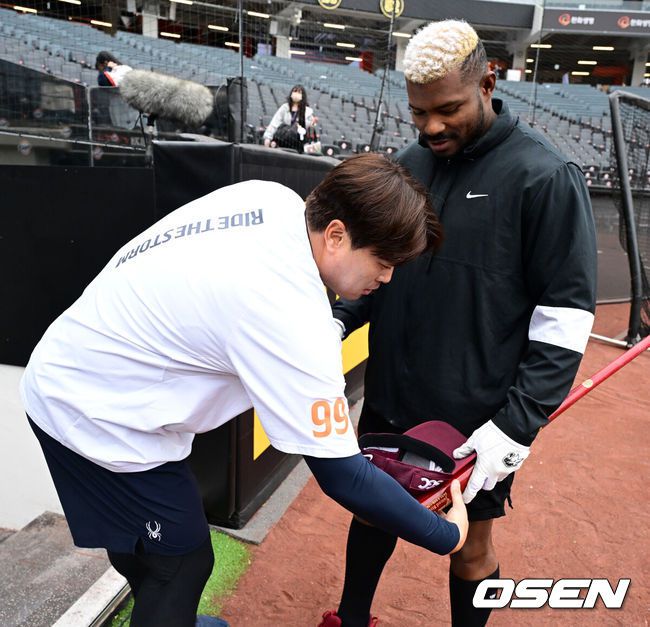 [OSEN=대전, 지형준 기자] 12일 오후 대전 한화생명볼파크에서 2025 신한 SOL Bank KBO리그 한화 이글스와 키움 히어로즈의 경기가 열렸다.이날 한화는 엄상백, 키움은 정현우를 선발로 내세웠다.경기에 앞서 전날 메이저리그를 떠나 6년 만에 한국에서 맞대결을 펼친 한화 류현진과 키움 푸이그가 인사를 나누고 있다. 2025.04.12 / jpnews@osen.co.kr