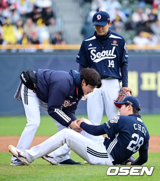 [OSEN=잠실, 지형준 기자] ] 13일 서울 잠실야구장에서 2025 신한 SOL Bank KBO리그 LG 트윈스와 두산 베어스의 경기가 열린다.이날 LG는 손주영, 두산은 최승용을 선발로 예고했다.3회말 1사에서 두산 최승용이 LG 홍창기의 투수 강습 타구에 무릎 부위를 맞고 상태를 체크하고 있다. 2025.04.13 / jpnews@osen.co.kr