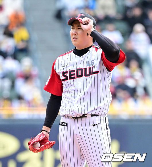 [OSEN=잠실, 지형준 기자] ] 13일 서울 잠실야구장에서 2025 신한 SOL Bank KBO리그 LG 트윈스와 두산 베어스의 경기가 열린다.이날 LG는 손주영, 두산은 최승용을 선발로 예고했다.1회초 2사에서 LG 손주영이 두산 양의지에 볼넷을 허용하며 아쉬워하고 있다. 2025.04.13 / jpnews@osen.co.kr