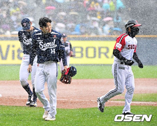 [OSEN=잠실, 지형준 기자] ] 13일 서울 잠실야구장에서 2025 신한 SOL Bank KBO리그 LG 트윈스와 두산 베어스의 경기가 열린다.이날 LG는 손주영, 두산은 최승용을 선발로 예고했다.1회말 우천으로 경기가 중단되고 있다. 2025.04.13 / jpnews@osen.co.kr