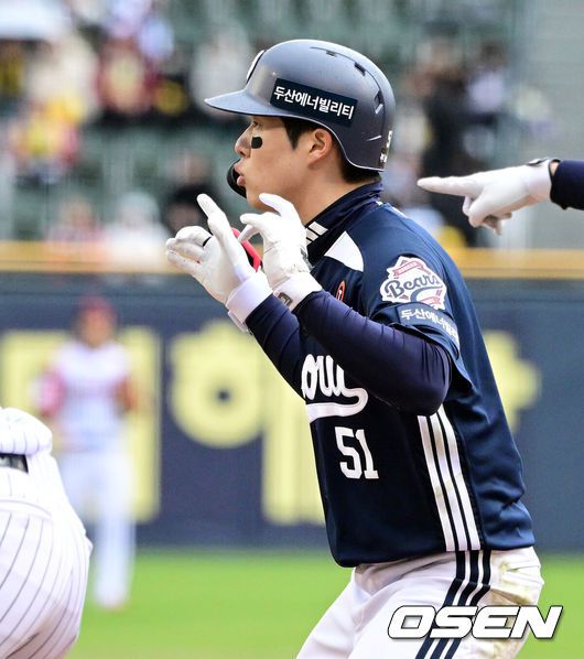 [OSEN=잠실, 지형준 기자] ] 13일 서울 잠실야구장에서 2025 신한 SOL Bank KBO리그 LG 트윈스와 두산 베어스의 경기가 열린다.이날 LG는 손주영, 두산은 최승용을 선발로 예고했다.6회초 2사 2,3루에서 두산 조수행이 1타점 적시타를 날리며 기뻐하고 있다. 2025.04.13 /