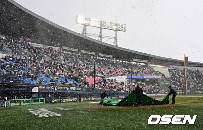 [OSEN=잠실, 지형준 기자] ] 13일 서울 잠실야구장에서 2025 신한 SOL Bank KBO리그 LG 트윈스와 두산 베어스의 경기가 열린다.이날 LG는 손주영, 두산은 최승용을 선발로 예고했다.1회초 우천으로 경기가 중단되고 있다. 2025.04.13 / jpnews@osen.co.kr