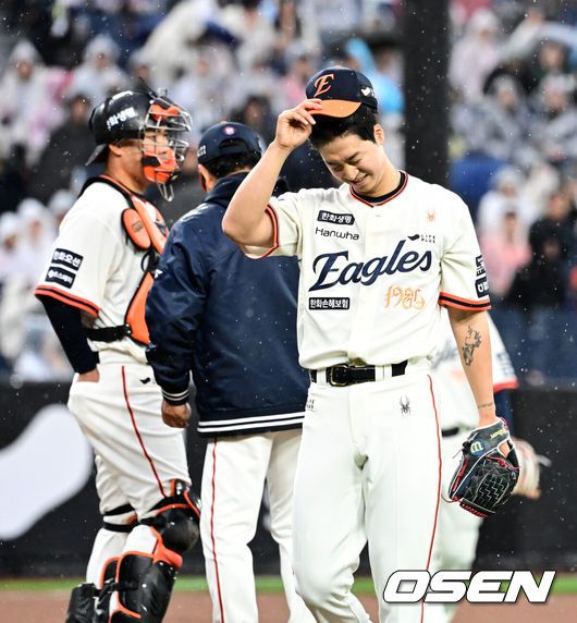 OSEN=대전, 지형준 기자] 12일 오후 대전 한화생명볼파크에서 2025 신한 SOL Bank KBO리그 한화 이글스와 키움 히어로즈의 경기가 열렸다.이날 한화는 엄상백, 키움은 정현우를 선발로 내세웠다.4회초 무사 2루에서 한화 엄상백이 강판당하며 아쉬워하고 있다. 2025.04.12 / jpnews@osen.co.kr